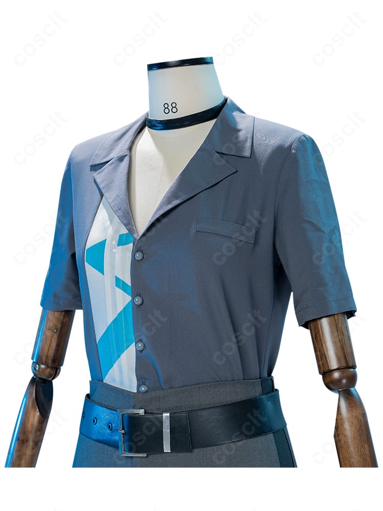 インナー半袖シャツの側面ディテール。動きやすさと清潔感のあるラインを強調したカッティングが見える画像。