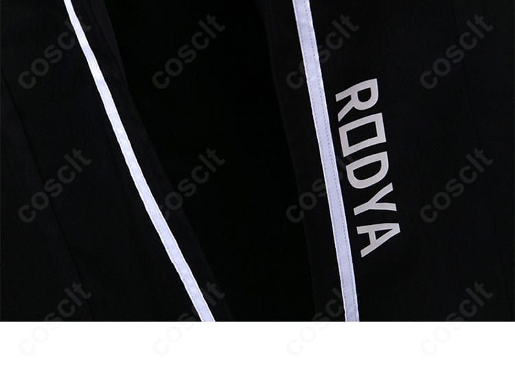 ロージャ外套前面の文字装飾ディテール。作品世界観を想起させるユニークな意匠。