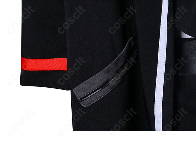 コート袖口の装飾ディテール。ハリ感あるカフと装飾の質感