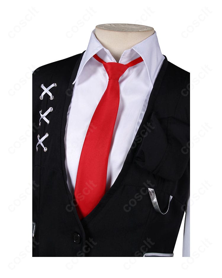 赤いネクタイと襟元ディテールのクローズアップ。結び目固定とコントラストが分かるムルソー衣装