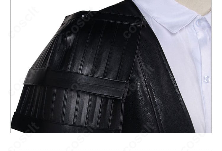 右肩の鎧装飾ディテール。エッジの形状と固定方法を示し、戦闘制服らしい重厚感を再現。