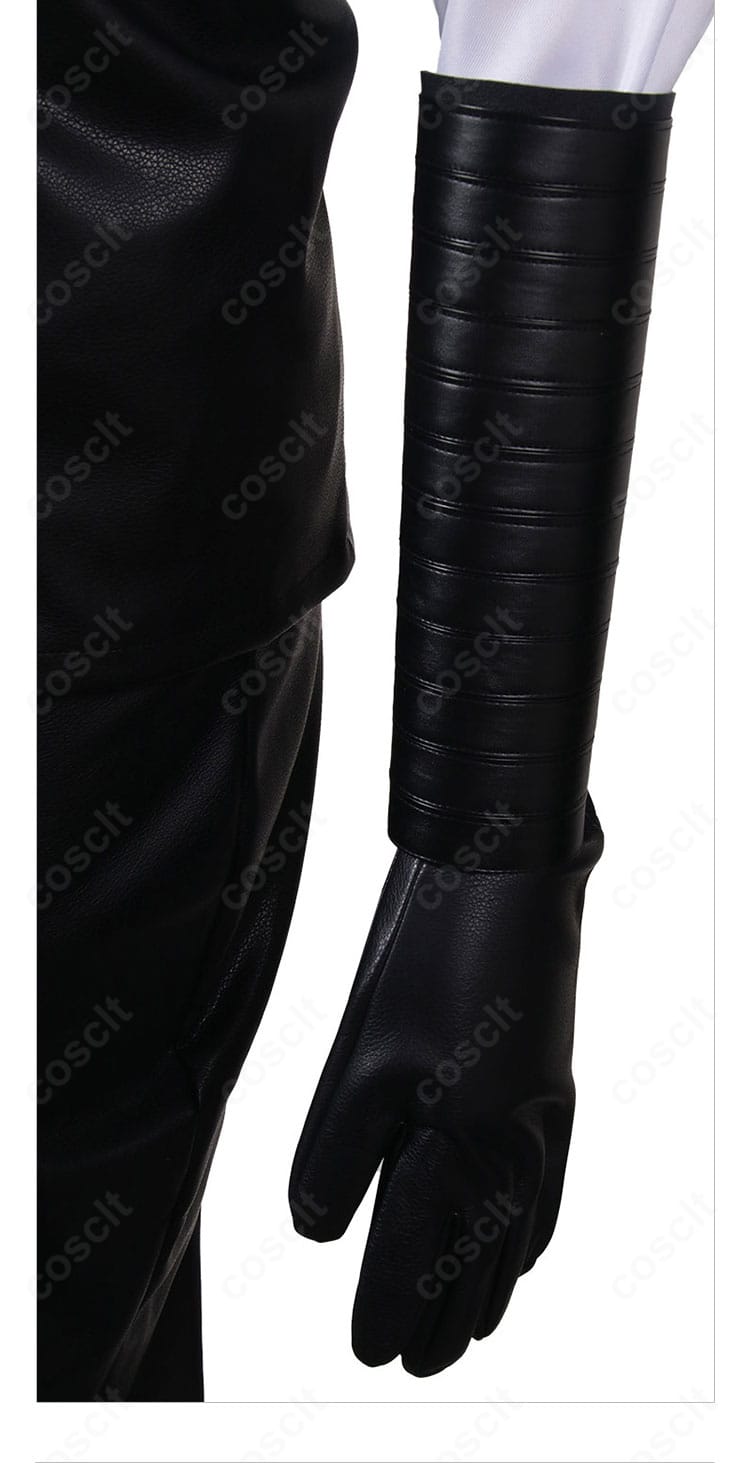 手袋と手鎧のアップ。甲部分の装甲表現と装着感、固定の安定性を示すディテール。