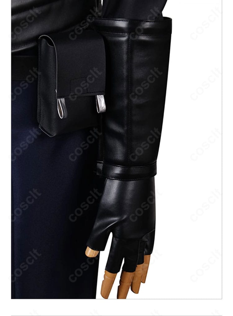 腰部と手袋周りのアップ。ウエストポーチの固定方法、グローブのフィット感と質感を示す画像。