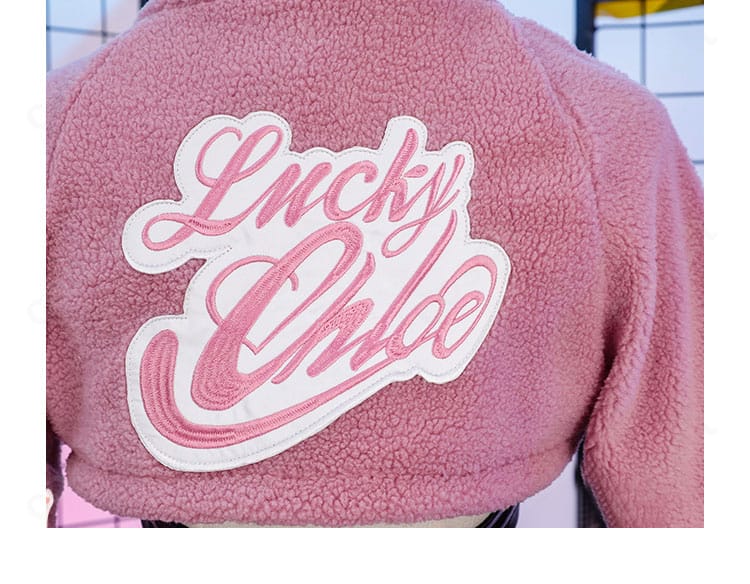 鉄拳7 ラッキー・クロエ衣装のコート背面装飾。背中のシルエットと意匠のバランスが確認できるカット。