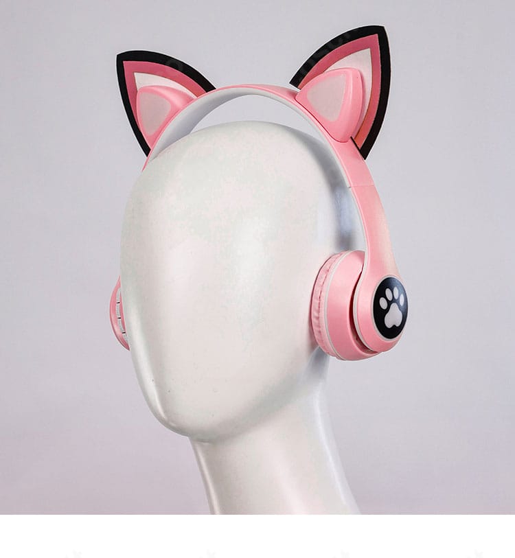 鉄拳7 ラッキー・クロエ衣装のアクセサリー。耳風ヘッドホンと小物のディテールでキャラクター性を強調したカット。