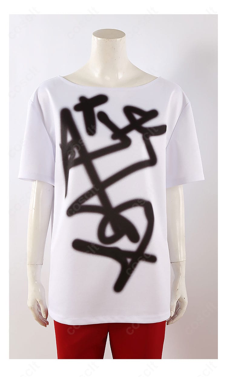 上衣の装飾ディテール接写。ティルを象徴するアクセントを忠実に配置し、質感と縫製の整いを示す。