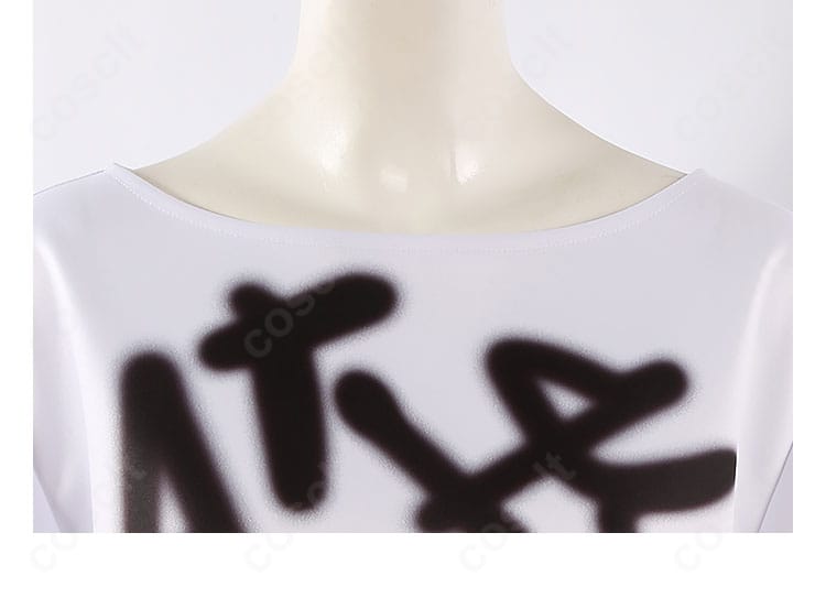 襟元のディテール接写。刺繍と意匠でティルのキャラクター性を表現したクリーンなネックライン。