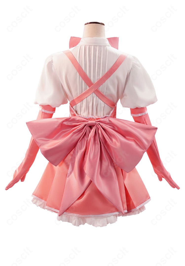 マジアマゼンタ衣装の背面。象徴的な大きな蝶結びと背中のラインを確認できるディテールショット。