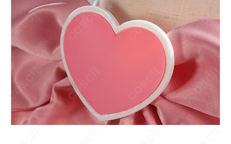 ハート型アクセントの近接カット。髪飾りや小物と合わせやすい可憐なディテール。