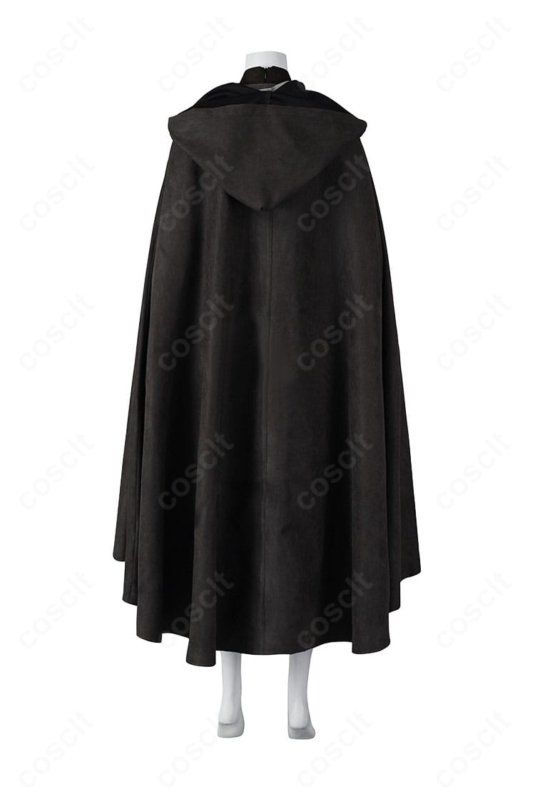 マント背面の装飾ディテール。落ち着いたトーンで世界観に合う仕上がり