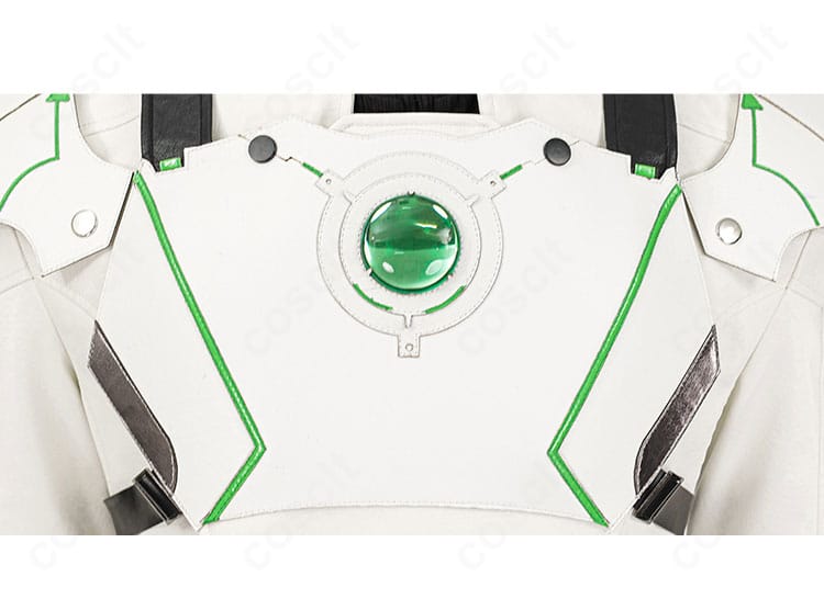 胸当て装飾のクローズアップ。金属風パーツと刺繍が生む重厚な質感。