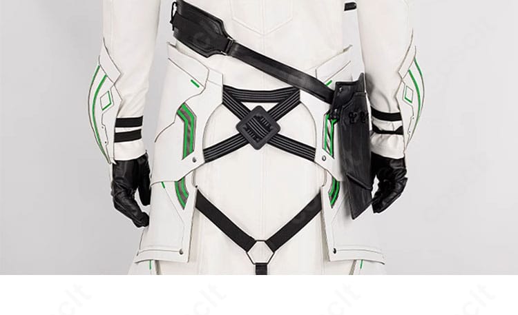 背面装飾のクローズアップ。ロングコートのドレープと背面意匠を再現。