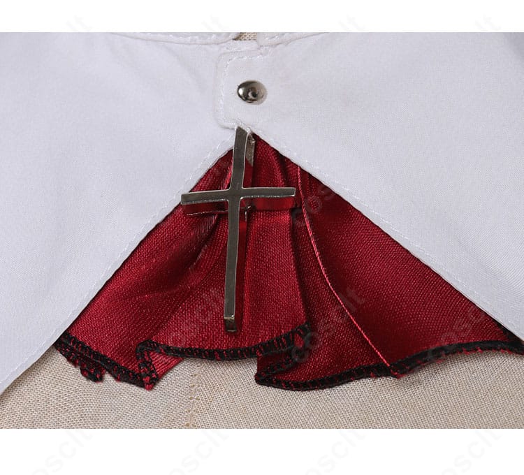 つけ襟と襟元装飾のクローズアップ。繊細な意匠で上品さを強調