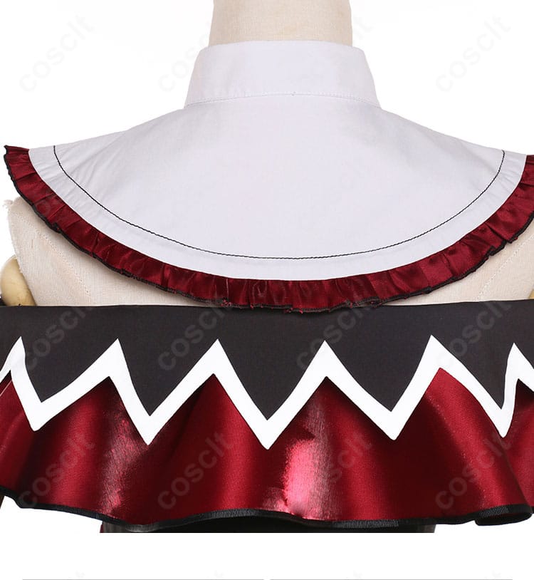 披肩風パーツと背面装飾の近接写真。立体裁断で完成度の高い仕上がり