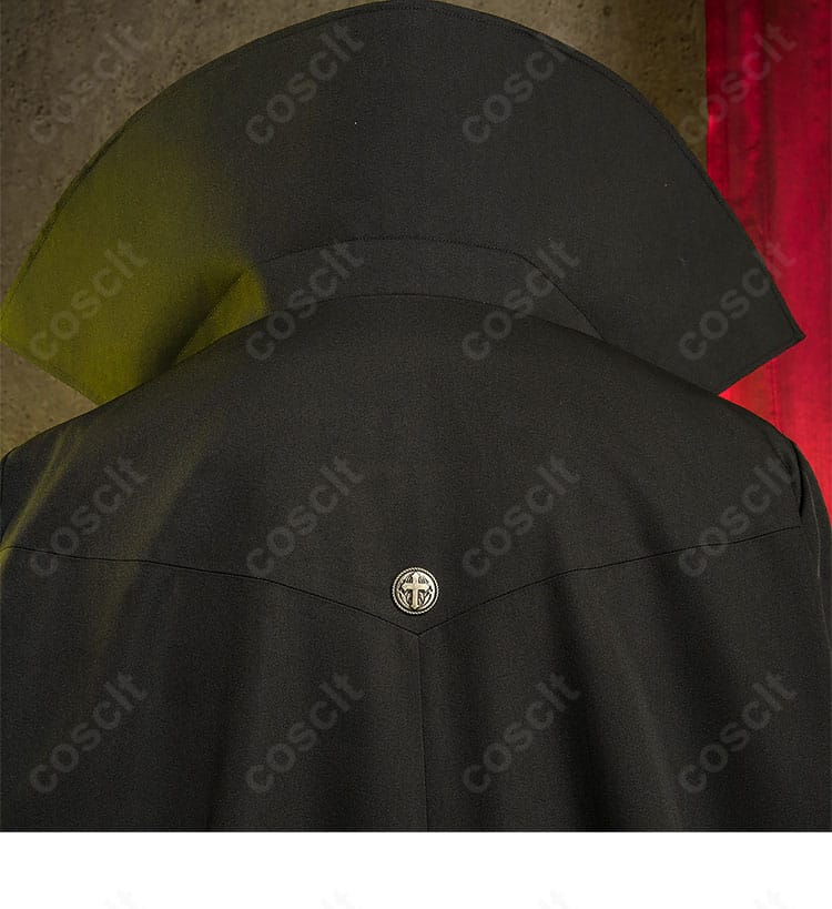 背面装飾の近接。コート背中の切り替え線と装飾の配置が見える。