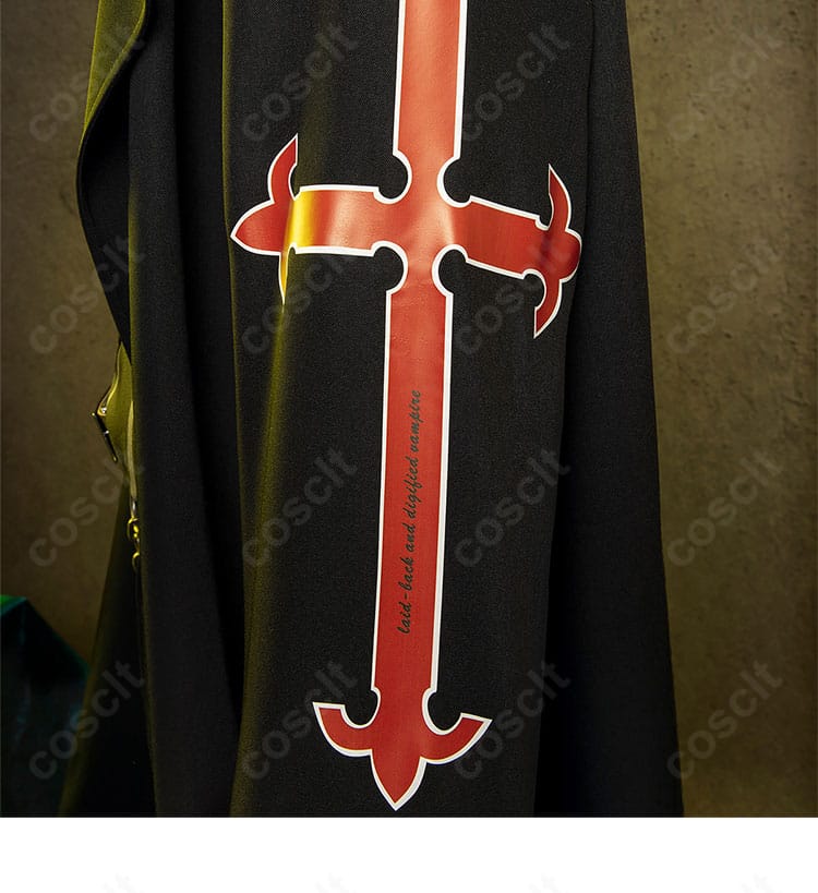 袖の装飾ディテール。カフ周りの縫製と装飾パーツの精密さを示す。