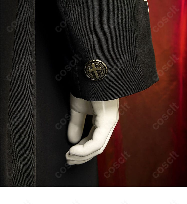 袖口の装飾アップ。カフボタンと縁取りの仕上げが伝わる。