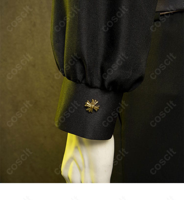 シャツ袖口の装飾アップ。カフスの意匠とステッチの整いを確認できる。