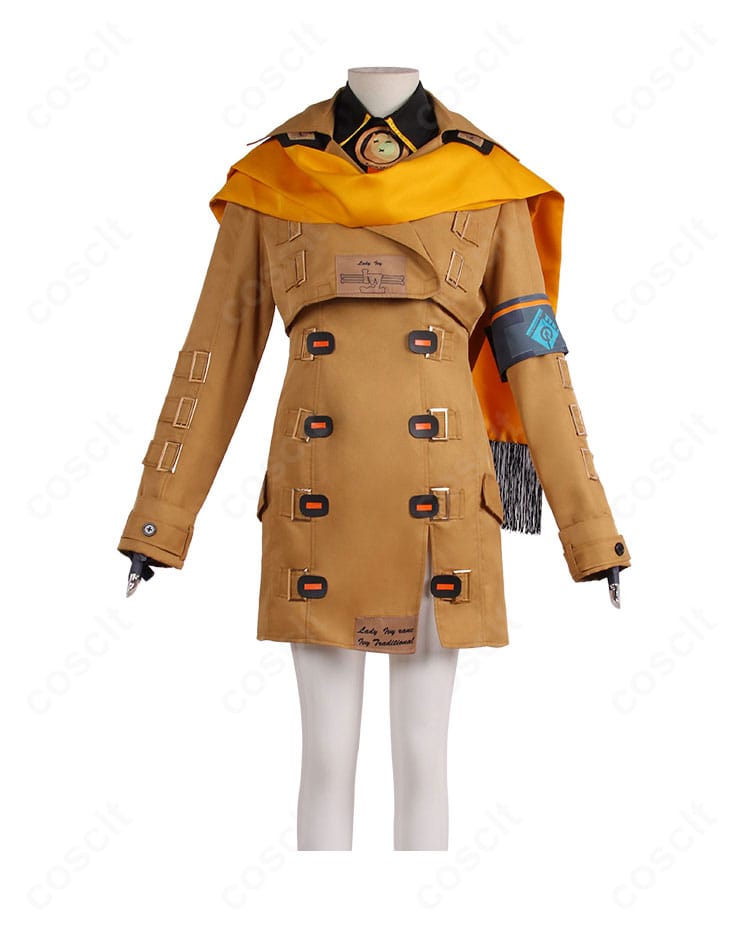 ミリア=レイジ コスプレ衣装の正面全身。黄色コートと赤マフラーの配色、シルエットが際立つ高品質仕立て。