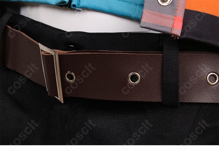 腰帯の装飾詳細。質感のあるベルトと留め具でアクセル・ロウらしいスタイルを再現。