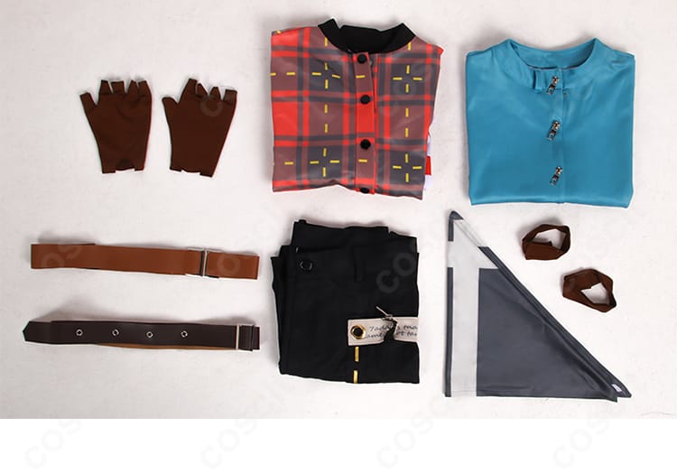 セット一式の平置き展示。コート、トップス、ズボン、ベルト、手袋、手首飾り、頭巾のフルセット内容。