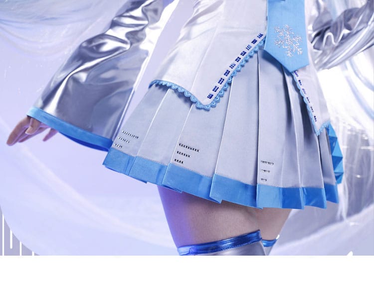 スカートの縁取りと装飾細部。結晶テーマに沿った意匠で近距離でも映える質感。