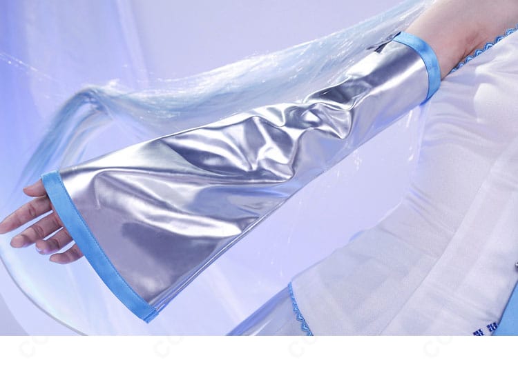 雪ミク2010の袖口ディテール。パイピングと装飾パネルの質感が分かる繊細な仕上げ。