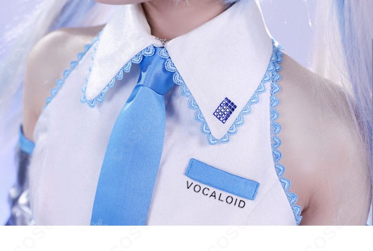 雪ミク2010衣装の襟ディテール。雪の結晶イメージに合わせた精緻な刺繍とパイピング。