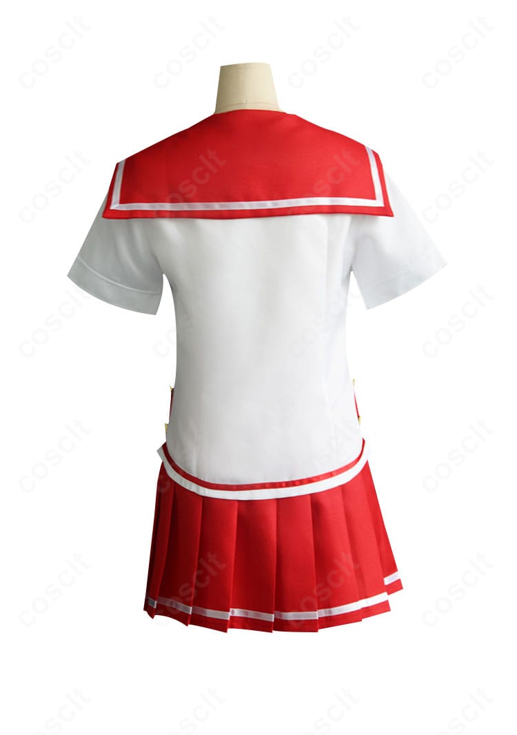 乙坂歩未 夏制服コスプレ衣装の背面図。後ろ開き仕様と背中のライン、スカートの落ち感を表示。