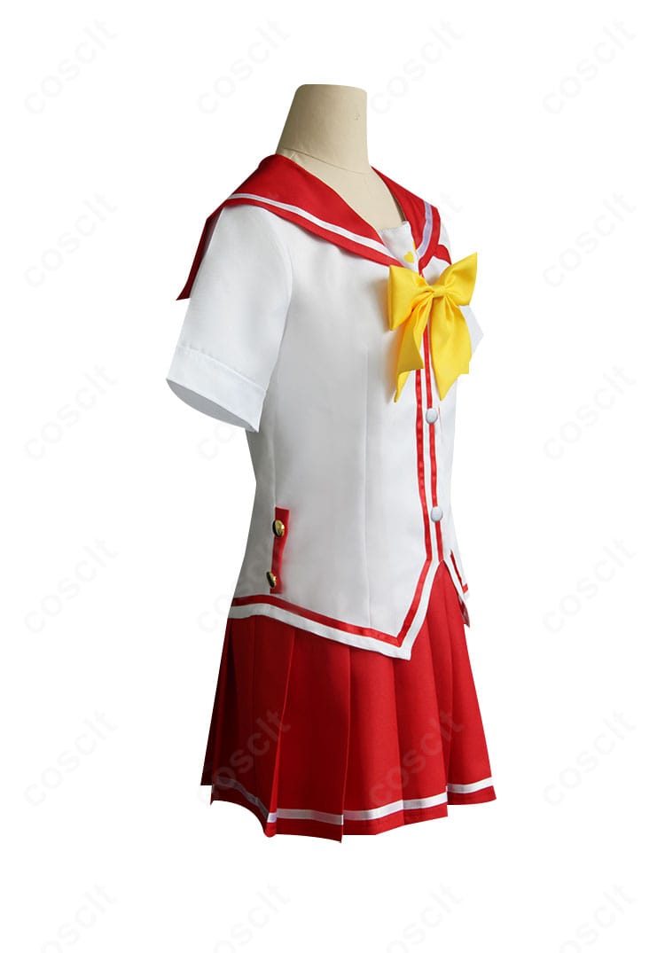 乙坂歩未 夏制服コスプレ衣装の側面図。スカートの広がりとトップスのシルエットを確認できる。