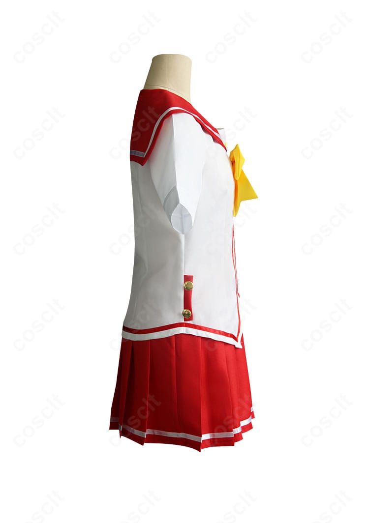 乙坂歩未 夏制服コスプレ衣装の右側ディテール。スカーフ結びとトリムの仕上げをクローズアップ。