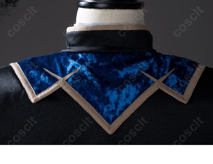 外套背面の肩装飾アップ。立体感あるパーツと縫製の丁寧さが伝わる画像。