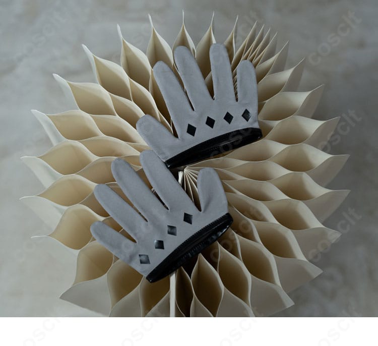 付属手袋のディテール。ステージ映えするシルエットと装飾を捉えた近接写真。