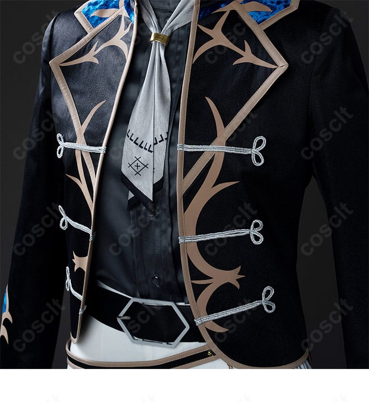 領巾（スカーフ）装飾のクローズアップ。色味と留め部の意匠を強調した一枚。