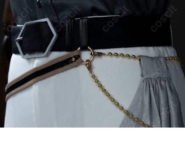 腰帯装飾のディテール。金具と帯の質感、スタイリッシュなアクセントを分かりやすく撮影。