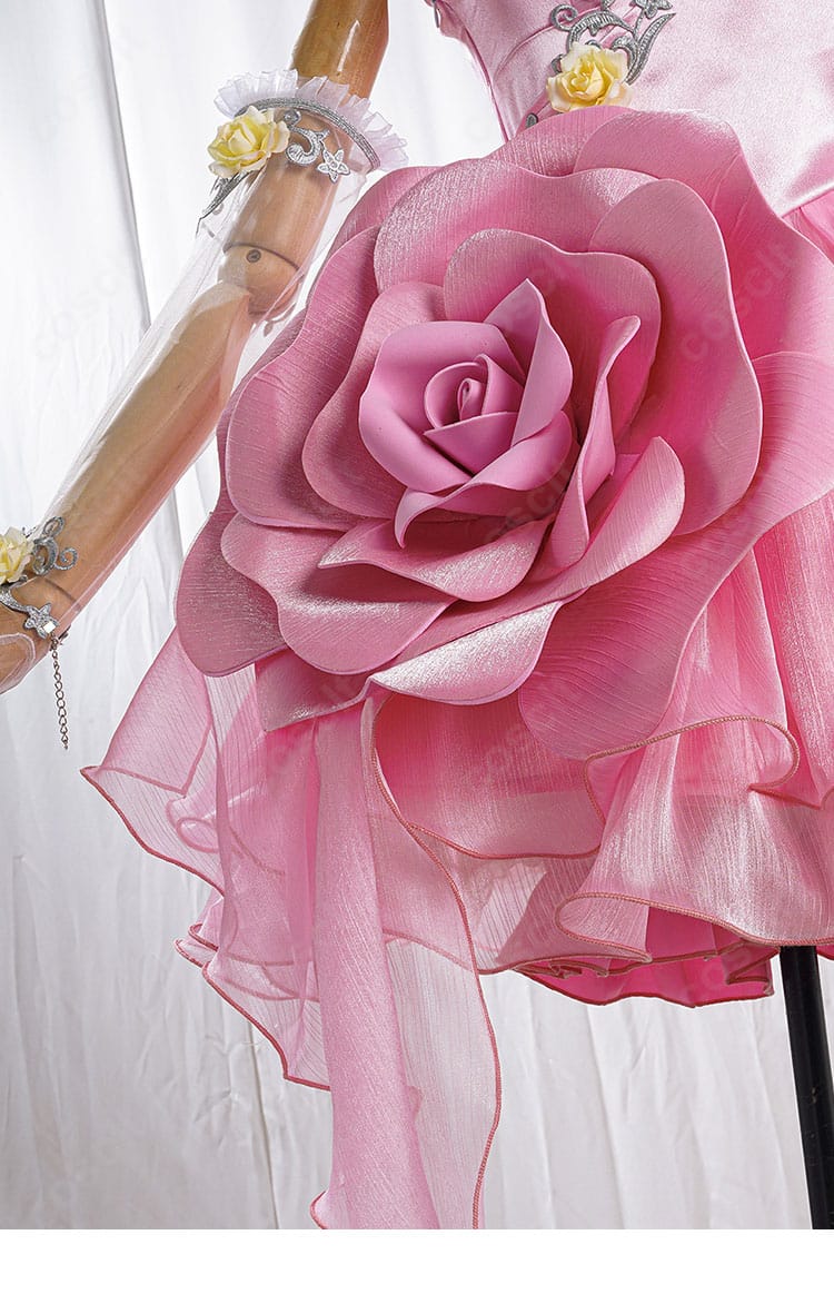 腰の花飾りディテール｜マルガレータ・ツェレ衣装の腰部フラワーアレンジと留め仕様の拡大