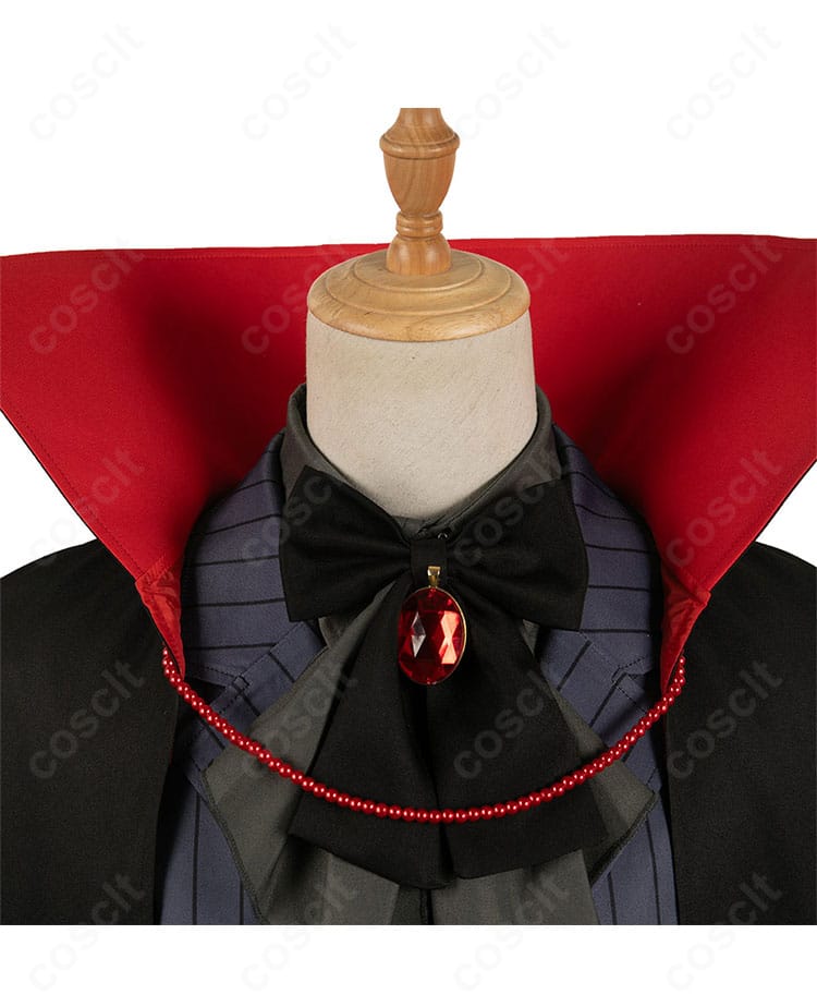 蝶ネクタイ装飾のクローズアップ。黒リボンが胸元を引き締めるアクア吸血鬼コスのアクセサリー。