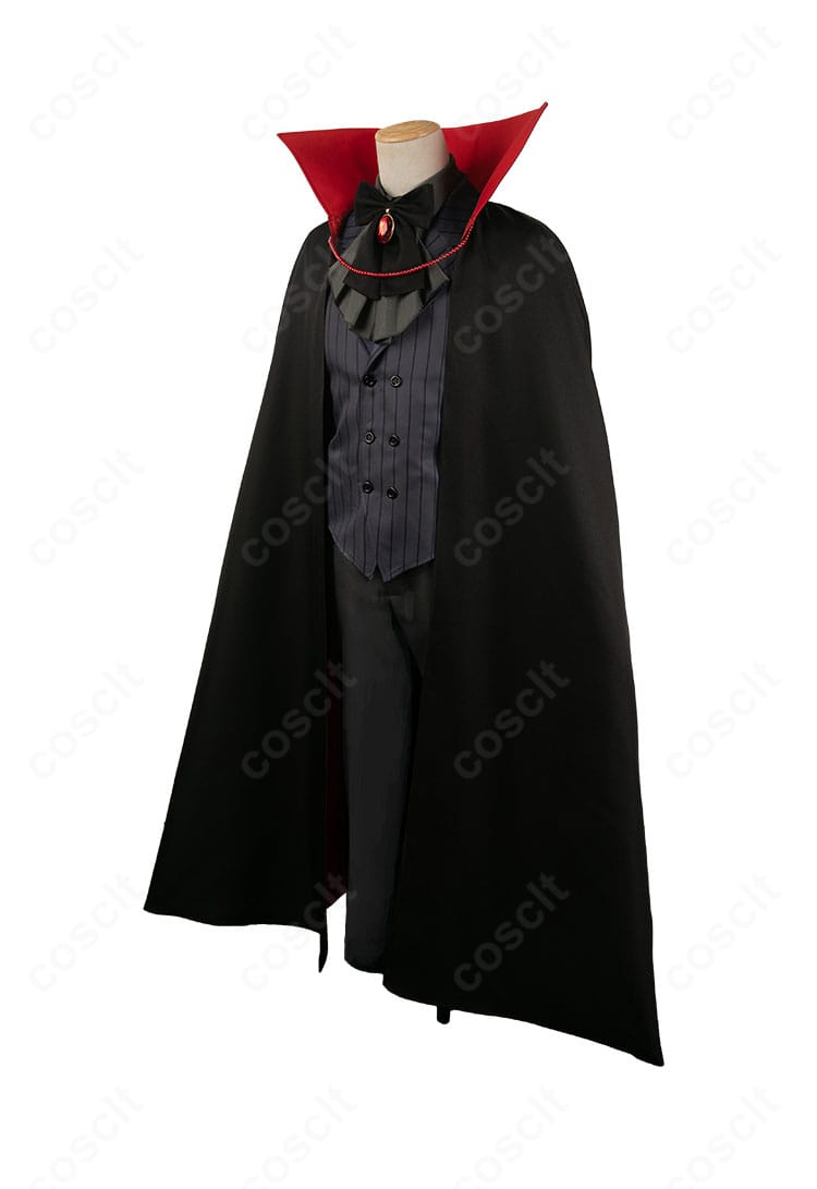 左側面の特徴を強調。帽子とマントのバランス、袖周りのラインが確認できるハロウィン衣装。