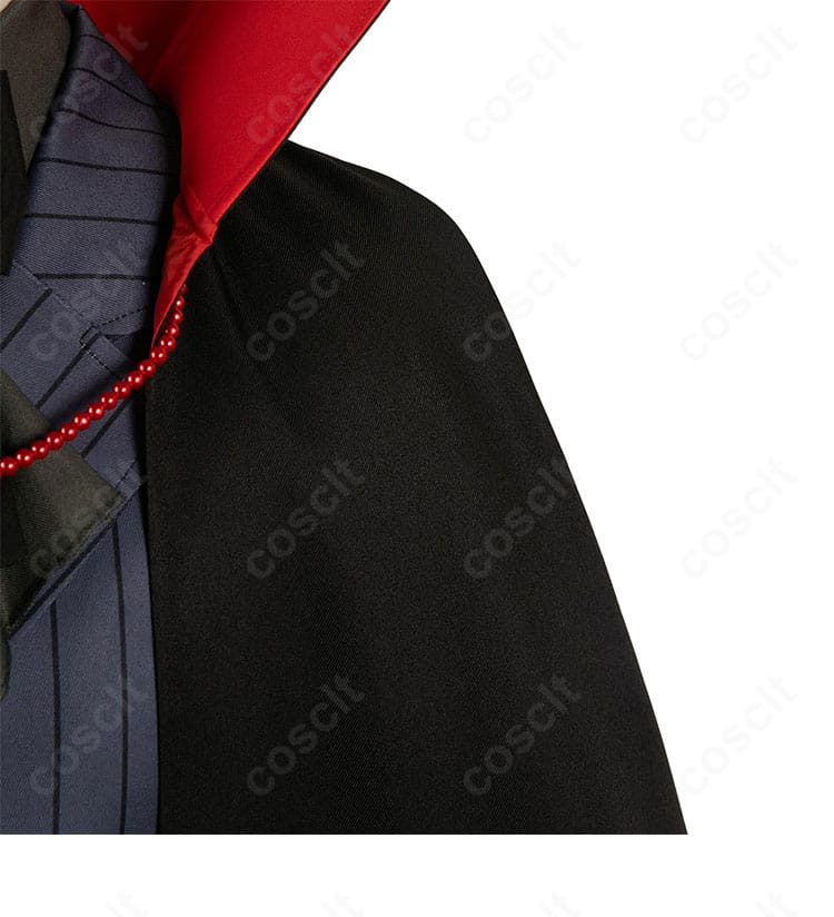 肩・袖の装飾ディテール。マントの留め具と肩のラインが美しく見える精巧な縫製。