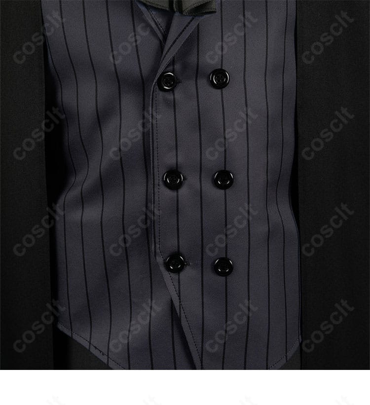 前開きの門襟とベスト周りの細部。シャツの襟元とベストの縫製、比翼仕様がわかる特徴的デザイン。