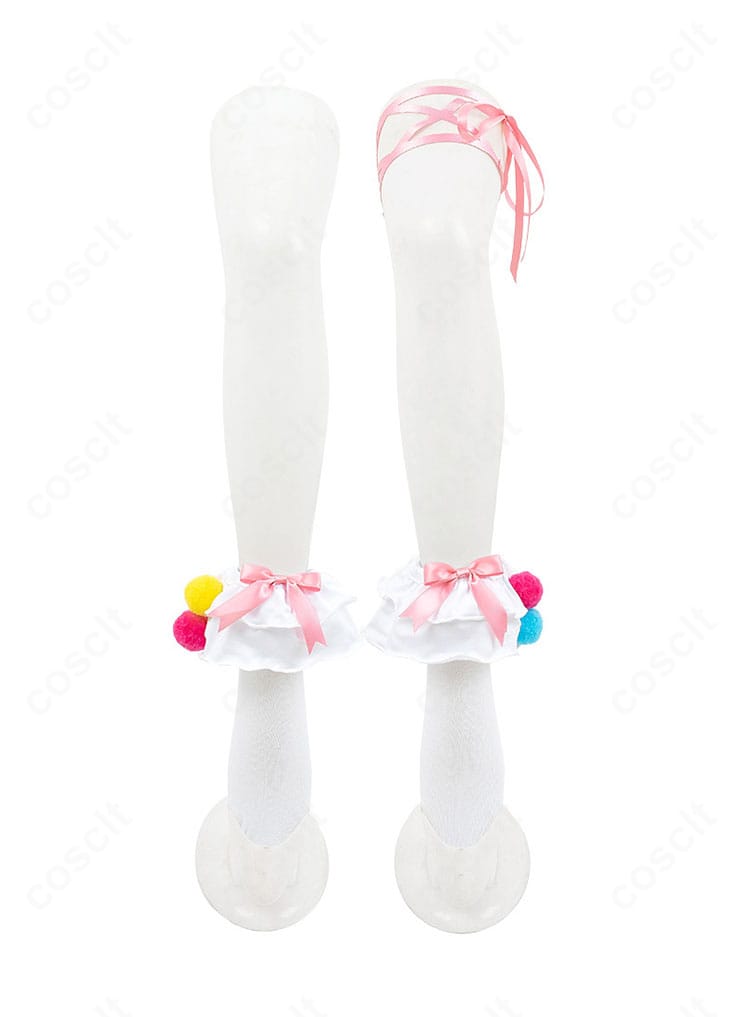 足元の系帯風装飾と足飾りディテールのクローズアップ