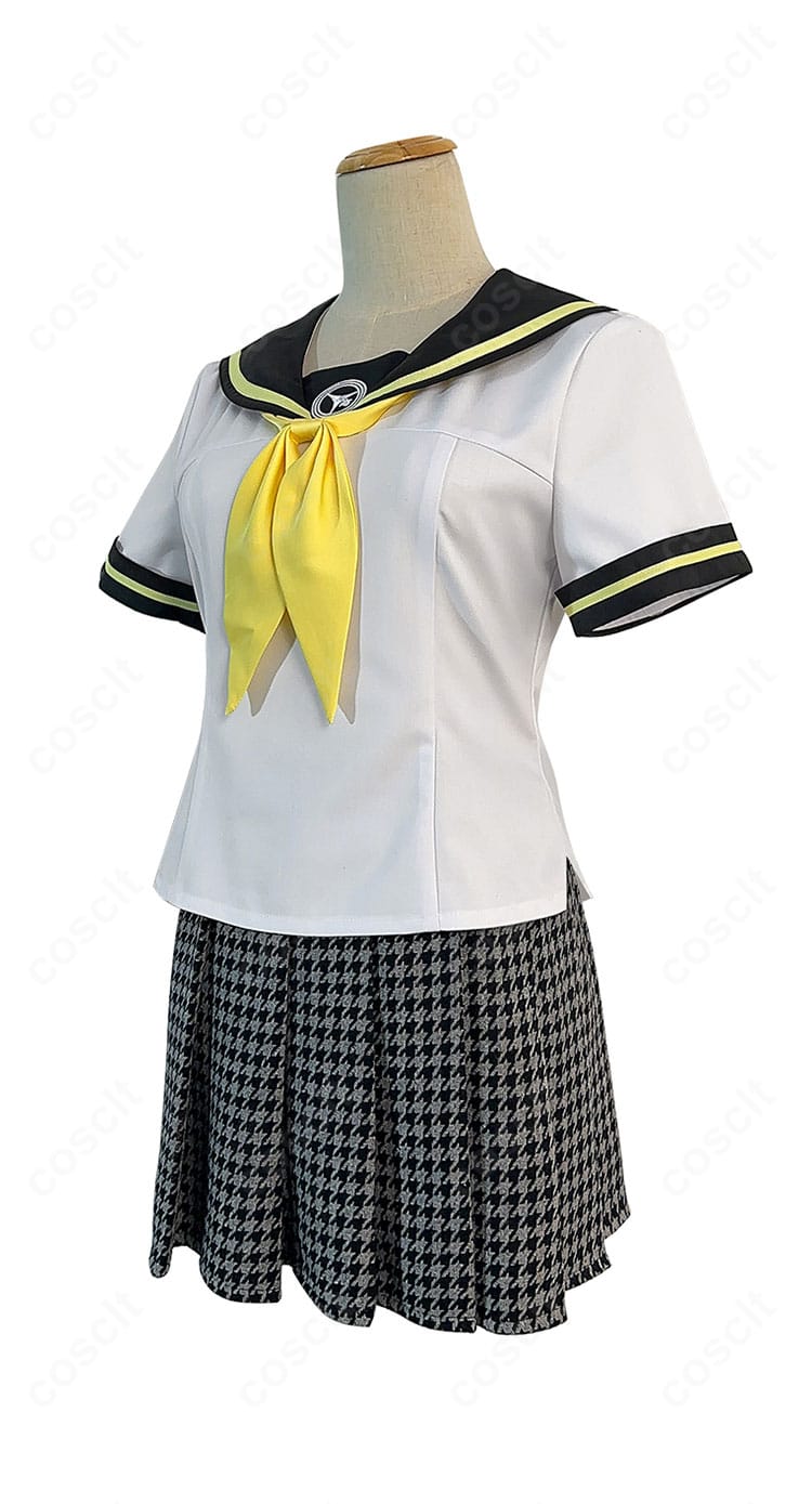ペルソナ4 久慈川りせ 夏服コスプレの左側面。八十神高校夏服のシルエットと脇線のディテールがわかる角度。