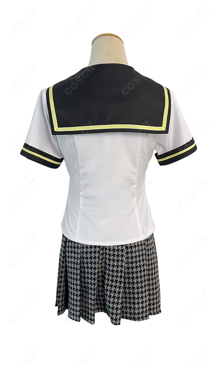 ペルソナ4 久慈川りせ 夏服コスプレの背面。背中のライン取りと後ろ身頃の構成を確認できる画像。