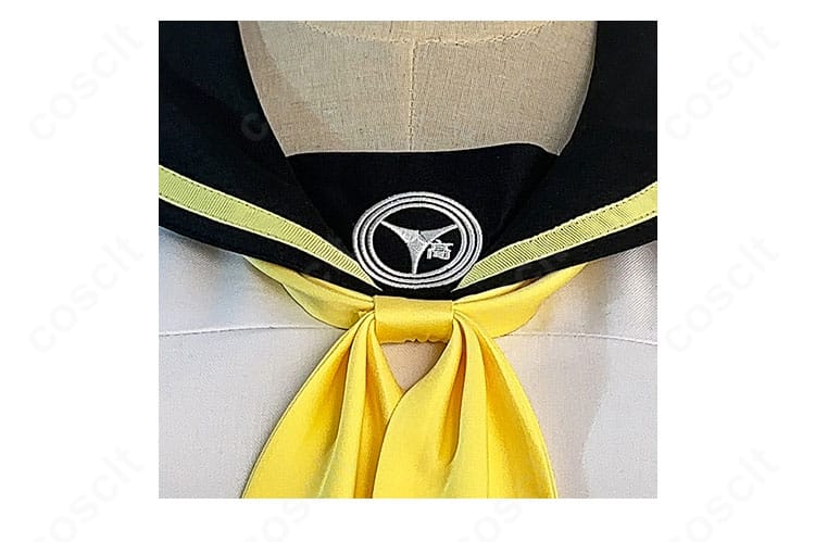 ペルソナ4 久慈川りせ 夏服コスプレ 襟元ディテール。ライン装飾と刺繍風意匠の質感が伝わるクローズアップ。