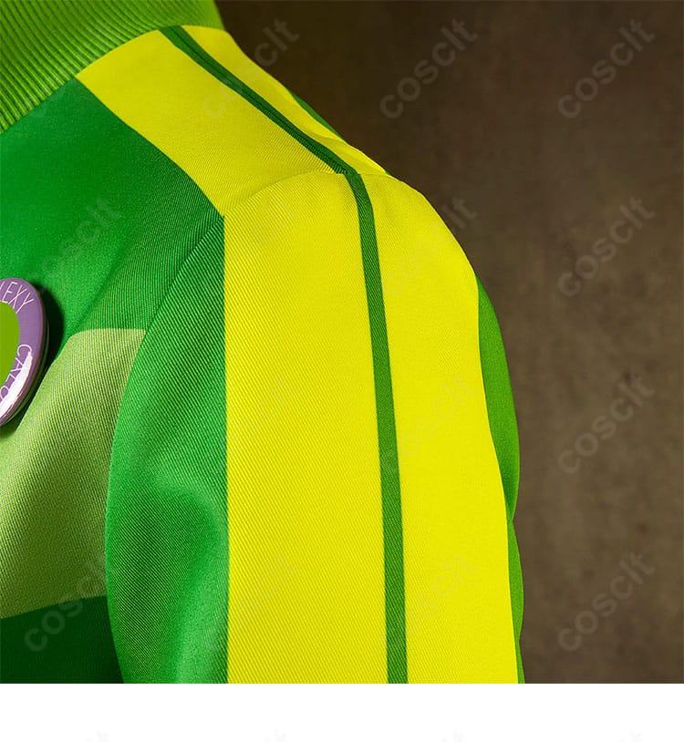 里中千枝 夏服コスプレの肩と袖ディテール。シンプルでエレガントなラインを強調