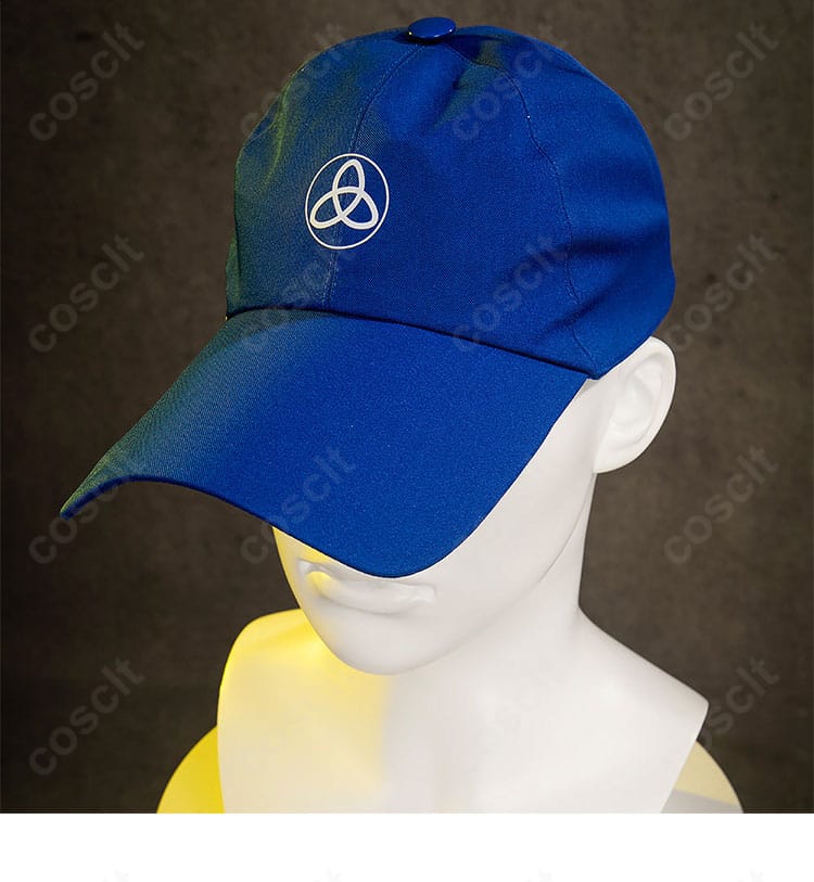 キャップのディテール。ツバのカーブとロゴ風意匠、トップの形が分かる角度。