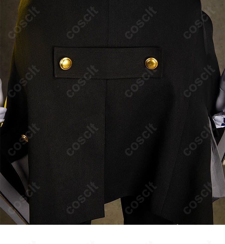 コート背面の意匠。裾の広がりと背中心のラインで端正なシルエットを強調。