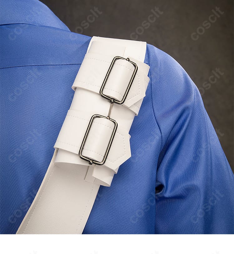 背面装飾のディテール。ベルトの重なりとコートのドレープ感を捉えたカット。