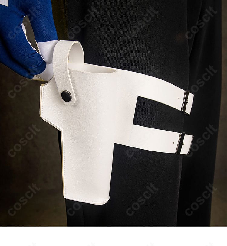 ホルスター装飾のクローズアップ。形状と固定ベルトの取り回しが確認できる。