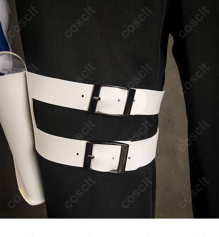 パンツ正面のディテール。センタープレス調のラインで脚がまっすぐ見える設計。